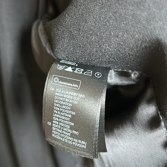 H&M size 2 black blazer, sleeves with metal decor. - Picture 6 of 7